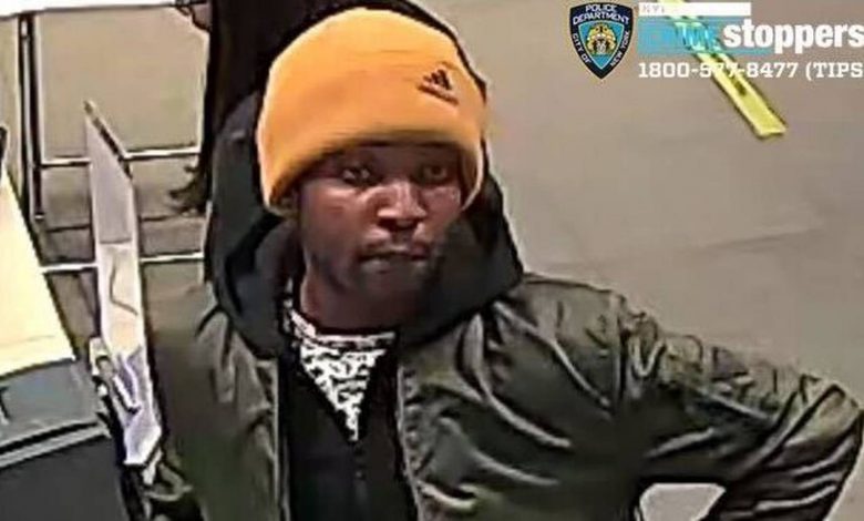 Police looking for a suspect who pepper sprayed an NYC Best Buy employee in an attempted robbery